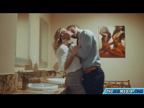 ❤️ Wakati blonde mwenye busty anakutongoza kwenye choo cha umma Pono ya Kirusi